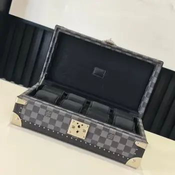 COFFRET 8 MONTRES 硬箱型号：M10128黑格黑 4700B品质升级对版（同步电子163C01变码芯片）本款 Coffret 8 Montres 硬箱呈现品牌经典 Monogram 图案，以简明构型释放优雅格调，可稳妥收纳珍藏腕表。尺寸：20.5 x 13.5 x 35 厘米(高 x 宽 x 长度)