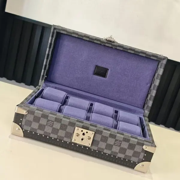 COFFRET 8 MONTRES 硬箱型号：M10128黑格蓝 4700B品质升级对版（同步电子163C01变码芯片）本款 Coffret 8 Montres 硬箱呈现品牌经典 Monogram 图案，以简明构型释放优雅格调，可稳妥收纳珍藏腕表。尺寸：20.5 x 13.5 x 35 厘米(高 x 宽 x 长度)
