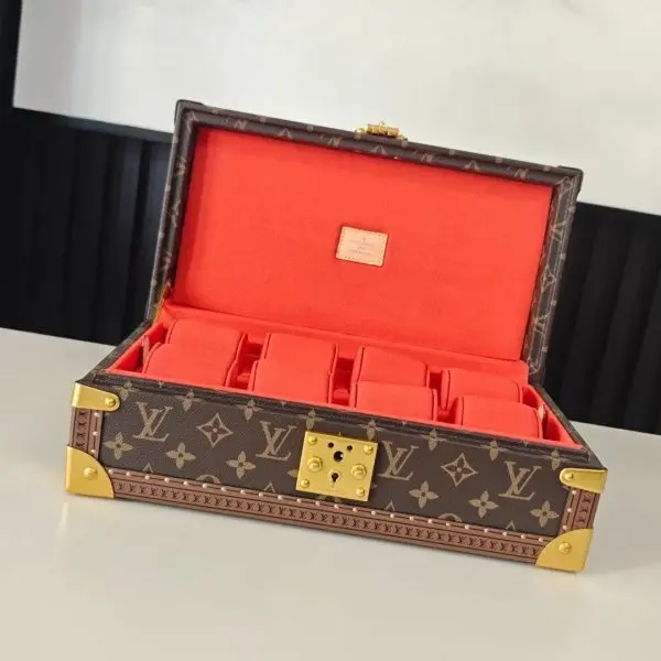 COFFRET 8 MONTRES 硬箱型号：M10128桔红 4700B品质升级对版（同步电子163C01变码芯片）本款 Coffret 8 Montres 硬箱呈现品牌经典 Monogram 图案，以简明构型释放优雅格调，可稳妥收纳珍藏腕表。尺寸：20.5 x 13.5 x 35 厘米(高 x 宽 x 长度)