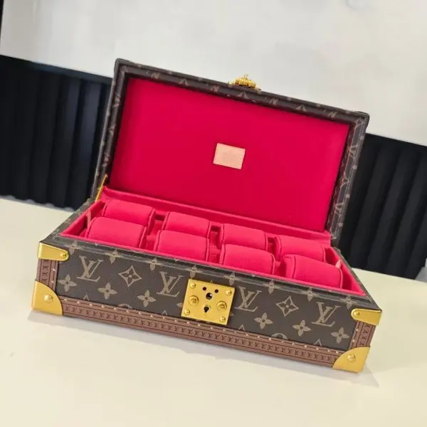 COFFRET 8 MONTRES 硬箱型号：M10261老花红4700B品质升级对版（同步电子163C01变码芯片）本款 Coffret 8 Montres 硬箱呈现品牌经典 Monogram 图案，以简明构型释放优雅格调，可稳妥收纳珍藏腕表。尺寸：20.5 x 13.5 x 35 厘米(高 x 宽 x 长度)