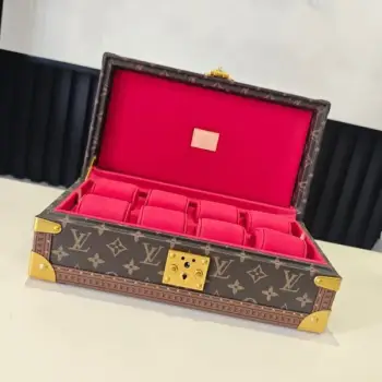 COFFRET 8 MONTRES 硬箱型号：M10261老花红4700B品质升级对版（同步电子163C01变码芯片）本款 Coffret 8 Montres 硬箱呈现品牌经典 Monogram 图案，以简明构型释放优雅格调，可稳妥收纳珍藏腕表。尺寸：20.5 x 13.5 x 35 厘米(高 x 宽 x 长度)