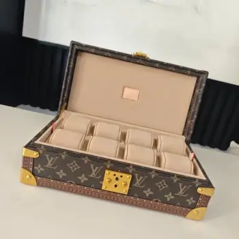 COFFRET 8 MONTRES 硬箱型号：M10128老花杏 4700B品质升级对版（同步电子163C01变码芯片）本款 Coffret 8 Montres 硬箱呈现品牌经典 Monogram 图案，以简明构型释放优雅格调，可稳妥收纳珍藏腕表。尺寸：20.5 x 13.5 x 35 厘米(高 x 宽 x 长度)