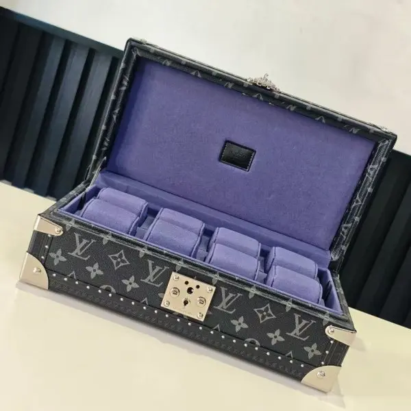 COFFRET 8 MONTRES 硬箱型号：M10263黑花蓝 4700B品质升级对版（同步电子163C01变码芯片）本款 Coffret 8 Montres 硬箱呈现品牌经典 Monogram 图案，以简明构型释放优雅格调，可稳妥收纳珍藏腕表。尺寸：20.5 x 13.5 x 35 厘米(高 x 宽 x 长度)