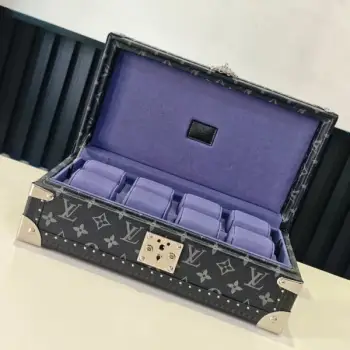 COFFRET 8 MONTRES 硬箱型号：M10263黑花蓝 4700B品质升级对版（同步电子163C01变码芯片）本款 Coffret 8 Montres 硬箱呈现品牌经典 Monogram 图案，以简明构型释放优雅格调，可稳妥收纳珍藏腕表。尺寸：20.5 x 13.5 x 35 厘米(高 x 宽 x 长度)