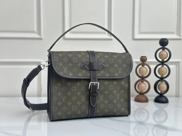 M29718 军绿色牛仔本款 Jet Lag 手袋取材 Monogram Surplus 提花织物，以工装风廓形和宽敞内里共筑灵活设计，展现功能主义与优雅格调的巧妙融合，成就摩登旅人的倾心之选。巧用可拆卸手柄，手提或肩背随心切换。系上可调节斜挎肩带，轻松解放双手。尺寸：34.5 x 26 x 13 厘米 (长度 x 高 x 宽)