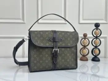 M29718 军绿色牛仔本款 Jet Lag 手袋取材 Monogram Surplus 提花织物，以工装风廓形和宽敞内里共筑灵活设计，展现功能主义与优雅格调的巧妙融合，成就摩登旅人的倾心之选。巧用可拆卸手柄，手提或肩背随心切换。系上可调节斜挎肩带，轻松解放双手。尺寸：34.5 x 26 x 13 厘米 (长度 x 高 x 宽)