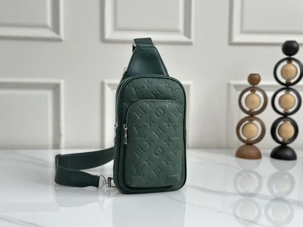M2A189森林绿胸包Avenue 单肩斜挎包简约实用，采用Taurillon Monogram皮革打造，这是一种压印品牌经典老花图案的头层牛皮。作为经典背包的时尚替代款，包带可调节，支持左肩或右肩斜挎。包身设有主拉链隔层、前置拉链口袋，以及一个隐蔽的顶部三角口袋。尺寸：20 × 31 × 10 cm（长 × 高 × 宽）