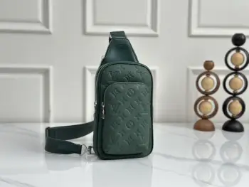 M2A189森林绿胸包Avenue 单肩斜挎包简约实用，采用Taurillon Monogram皮革打造，这是一种压印品牌经典老花图案的头层牛皮。作为经典背包的时尚替代款，包带可调节，支持左肩或右肩斜挎。包身设有主拉链隔层、前置拉链口袋，以及一个隐蔽的顶部三角口袋。尺寸：20 × 31 × 10 cm（长 × 高 × 宽）