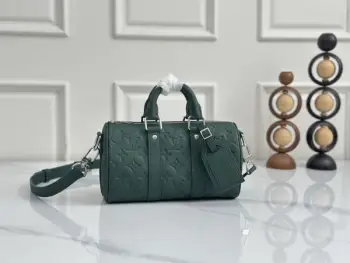 M2A282森林绿枕头包Keepall Bandoulière 25 城市手袋选用品牌经典，Taurillon粒面全粒牛皮打造，包身压印Monogram老花图案，搭配细腻同材质皮革饰边，格调雅致。配备可拆卸可调节皮革肩带与双顶部手提柄，支持多种背携方式。尺寸：25×15×11 cm