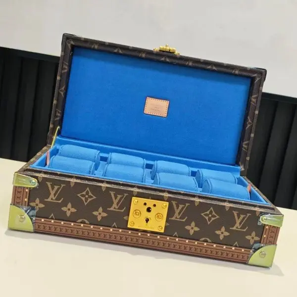 COFFRET 8 MONTRES 硬箱型号：M10128湖蓝品质升级对版（同步电子163C01变码芯片）本款 Coffret 8 Montres 硬箱呈现品牌经典 Monogram 图案，以简明构型释放优雅格调，可稳妥收纳珍藏腕表。尺寸：20.5 x 13.5 x 35 厘米(高 x 宽 x 长度)