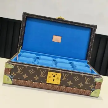 COFFRET 8 MONTRES 硬箱型号：M10128湖蓝品质升级对版（同步电子163C01变码芯片）本款 Coffret 8 Montres 硬箱呈现品牌经典 Monogram 图案，以简明构型释放优雅格调，可稳妥收纳珍藏腕表。尺寸：20.5 x 13.5 x 35 厘米(高 x 宽 x 长度)