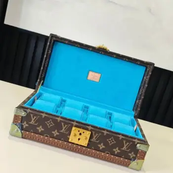 COFFRET 8 MONTRES 硬箱型号：M10128天蓝 4700B品质升级对版（同步电子163C01变码芯片）本款 Coffret 8 Montres 硬箱呈现品牌经典 Monogram 图案，以简明构型释放优雅格调，可稳妥收纳珍藏腕表。尺寸：20.5 x 13.5 x 35 厘米(高 x 宽 x 长度)​