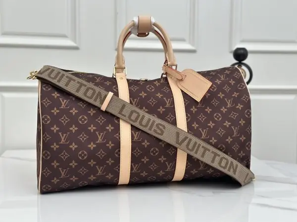 M2A497旅行袋 本款 Keepall Bandoulière 50 旅行袋采用创新路易威登桑蚕丝科技，以轻盈坚韧的桑蚕丝与锦纶织物打造随行上机设计。Monogram 印花、牛皮革细节、姓名牌和顶部手柄完善经典外观，可拆卸并调节的肩带提供多种背携选择。尺寸：50×29×23cm