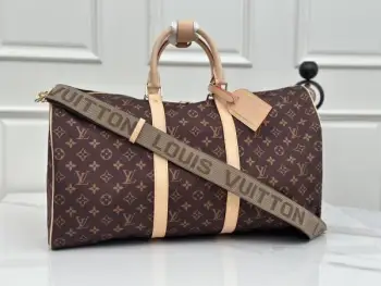 M2A497旅行袋 本款 Keepall Bandoulière 50 旅行袋采用创新路易威登桑蚕丝科技，以轻盈坚韧的桑蚕丝与锦纶织物打造随行上机设计。Monogram 印花、牛皮革细节、姓名牌和顶部手柄完善经典外观，可拆卸并调节的肩带提供多种背携选择。尺寸：50×29×23cm