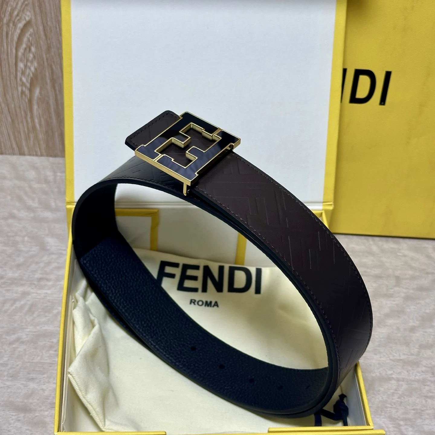 原单芬迪皮带|高仿芬迪皮带|精仿芬迪皮带|一比一芬迪皮带FENDl (芬迪)宽40MM双面原版小牛皮 搭配单钌钯电镀扣 完美的手感.油边 出众的设计.风格 高贵奢华 时尚大方 高清实拍 品质保证 双面️用