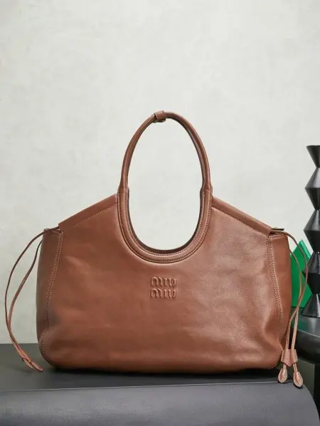 型号:5BG342材质:进口羊皮这款手袋以标志性ly为灵感重新演绎,于当代设计中融合多样造型与实用功能。柔软宽敞的购物包廓形以岁月质感呈现,搭配徽标与侧面抽绳等精致细节,尽显格调。带手提柄金色五金配件磁扣开合带衬里,配拉链口袋和插袋压花徽标字母尺寸40X30X15颜色:棕色