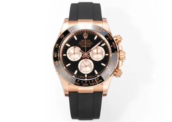 太阳出品有卡度 白 Wish Destiny(WD) 怀拥期许 奔赴梦途WD 劳力士 ROLEX WD1 恒动宇宙计型 迪通拿——• 表壳表带:904L 蚝式钢,原装开模,表耳弧线贴合原版面,侧面15道手工抛光+拉丝组合工艺,蚝式保险扣按压反馈与原厂一致。• 陶圈:劳力士陶质字圈一体烧结成型,测速计刻度采用PVD镀铂金工艺填充,刻度边缘无毛刺感,耐刮耐擦不易褪色。 • 镜面:9级硬度防刮蓝宝石水晶玻璃,放大窗原版复原,双面防眩目镀膜,侧光下无泛蓝偏色问题,读数清晰无畸变。• 夜光系统:采用瑞士进口复合夜光物料,指针、时标与测速计刻度均匀涂覆,亮度衰减曲线完全对标原版。• 机芯:精准复刻劳力士4131型计时机芯,搭载Parachrom蓝铌游丝与Paraflex缓震装置,导柱轮计时触发反馈干脆,动力储存72小时,日误差±2秒比肩原厂。• 结构细节:旋入式计时按钮,三重防水密封结构;蚝式一体表壳,超深防水;表带微调系统支持无工具调节。•整表重量与原版一致,支持升级无立即抢购