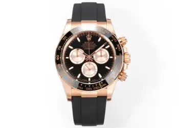 太阳出品有卡度 白 Wish Destiny(WD) 怀拥期许 奔赴梦途WD 劳力士 ROLEX WD1 恒动宇宙计型 迪通拿——• 表壳表带:904L 蚝式钢,原装开模,表耳弧线贴合原版面,侧面15道手工抛光+拉丝组合工艺,蚝式保险扣按压反馈与原厂一致。• 陶圈:劳力士陶质字圈一体烧结成型,测速计刻度采用PVD镀铂金工艺填充,刻度边缘无毛刺感,耐刮耐擦不易褪色。 • 镜面:9级硬度防刮蓝宝石水晶玻璃,放大窗原版复原,双面防眩目镀膜,侧光下无泛蓝偏色问题,读数清晰无畸变。• 夜光系统:采用瑞士进口复合夜光物料,指针、时标与测速计刻度均匀涂覆,亮度衰减曲线完全对标原版。• 机芯:精准复刻劳力士4131型计时机芯,搭载Parachrom蓝铌游丝与Paraflex缓震装置,导柱轮计时触发反馈干脆,动力储存72小时,日误差±2秒比肩原厂。• 结构细节:旋入式计时按钮,三重防水密封结构;蚝式一体表壳,超深防水;表带微调系统支持无工具调节。•整表重量与原版一致,支持升级无立即抢购