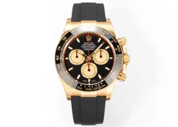 太阳出品有卡度 白 Wish Destiny(WD) 怀拥期许 奔赴梦途WD 劳力士 ROLEX WD1 恒动宇宙计型 迪通拿——• 表壳表带:904L 蚝式钢,原装开模,表耳弧线贴合原版面,侧面15道手工抛光+拉丝组合工艺,蚝式保险扣按压反馈与原厂一致。• 陶圈:劳力士陶质字圈一体烧结成型,测速计刻度采用PVD镀铂金工艺填充,刻度边缘无毛刺感,耐刮耐擦不易褪色。 • 镜面:9级硬度防刮蓝宝石水晶玻璃,放大窗原版复原,双面防眩目镀膜,侧光下无泛蓝偏色问题,读数清晰无畸变。• 夜光系统:采用瑞士进口复合夜光物料,指针、时标与测速计刻度均匀涂覆,亮度衰减曲线完全对标原版。• 机芯:精准复刻劳力士4131型计时机芯,搭载Parachrom蓝铌游丝与Paraflex缓震装置,导柱轮计时触发反馈干脆,动力储存72小时,日误差±2秒比肩原厂。• 结构细节:旋入式计时按钮,三重防水密封结构;蚝式一体表壳,超深防水;表带微调系统支持无工具调节。•整表重量与原版一致,支持升级无立即抢购