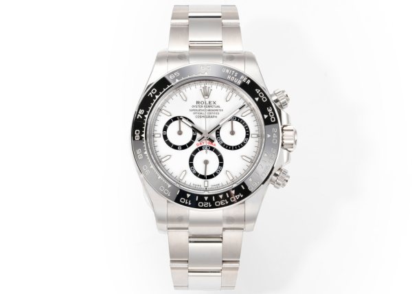 太阳出品有卡度 白 Wish Destiny(WD) 怀拥期许 奔赴梦途WD 劳力士 ROLEX WD1 恒动宇宙计型 迪通拿——• 表壳表带:904L 蚝式钢,原装开模,表耳弧线贴合原版面,侧面15道手工抛光+拉丝组合工艺,蚝式保险扣按压反馈与原厂一致。• 陶圈:劳力士陶质字圈一体烧结成型,测速计刻度采用PVD镀铂金工艺填充,刻度边缘无毛刺感,耐刮耐擦不易褪色。 • 镜面:9级硬度防刮蓝宝石水晶玻璃,放大窗原版复原,双面防眩目镀膜,侧光下无泛蓝偏色问题,读数清晰无畸变。• 夜光系统:采用瑞士进口复合夜光物料,指针、时标与测速计刻度均匀涂覆,亮度衰减曲线完全对标原版。• 机芯:精准复刻劳力士4131型计时机芯,搭载Parachrom蓝铌游丝与Paraflex缓震装置,导柱轮计时触发反馈干脆,动力储存72小时,日误差±2秒比肩原厂。• 结构细节:旋入式计时按钮,三重防水密封结构;蚝式一体表壳,超深防水;表带微调系统支持无工具调节。•整表重量与原版一致,支持升级无立即抢购