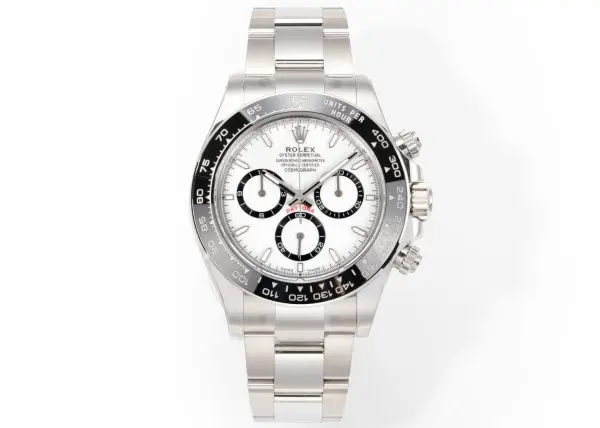 太阳出品有卡度 白 Wish Destiny(WD) 怀拥期许 奔赴梦途WD 劳力士 ROLEX WD1 恒动宇宙计型 迪通拿——• 表壳表带:904L 蚝式钢,原装开模,表耳弧线贴合原版面,侧面15道手工抛光+拉丝组合工艺,蚝式保险扣按压反馈与原厂一致。• 陶圈:劳力士陶质字圈一体烧结成型,测速计刻度采用PVD镀铂金工艺填充,刻度边缘无毛刺感,耐刮耐擦不易褪色。 • 镜面:9级硬度防刮蓝宝石水晶玻璃,放大窗原版复原,双面防眩目镀膜,侧光下无泛蓝偏色问题,读数清晰无畸变。• 夜光系统:采用瑞士进口复合夜光物料,指针、时标与测速计刻度均匀涂覆,亮度衰减曲线完全对标原版。• 机芯:精准复刻劳力士4131型计时机芯,搭载Parachrom蓝铌游丝与Paraflex缓震装置,导柱轮计时触发反馈干脆,动力储存72小时,日误差±2秒比肩原厂。• 结构细节:旋入式计时按钮,三重防水密封结构;蚝式一体表壳,超深防水;表带微调系统支持无工具调节。•整表重量与原版一致,支持升级无立即抢购