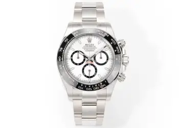 太阳出品有卡度 白 Wish Destiny(WD) 怀拥期许 奔赴梦途WD 劳力士 ROLEX WD1 恒动宇宙计型 迪通拿——• 表壳表带:904L 蚝式钢,原装开模,表耳弧线贴合原版面,侧面15道手工抛光+拉丝组合工艺,蚝式保险扣按压反馈与原厂一致。• 陶圈:劳力士陶质字圈一体烧结成型,测速计刻度采用PVD镀铂金工艺填充,刻度边缘无毛刺感,耐刮耐擦不易褪色。 • 镜面:9级硬度防刮蓝宝石水晶玻璃,放大窗原版复原,双面防眩目镀膜,侧光下无泛蓝偏色问题,读数清晰无畸变。• 夜光系统:采用瑞士进口复合夜光物料,指针、时标与测速计刻度均匀涂覆,亮度衰减曲线完全对标原版。• 机芯:精准复刻劳力士4131型计时机芯,搭载Parachrom蓝铌游丝与Paraflex缓震装置,导柱轮计时触发反馈干脆,动力储存72小时,日误差±2秒比肩原厂。• 结构细节:旋入式计时按钮,三重防水密封结构;蚝式一体表壳,超深防水;表带微调系统支持无工具调节。•整表重量与原版一致,支持升级无立即抢购