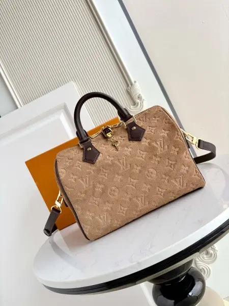 原单,动态变码芯片M2A383 本款 Speedy Bandoulière 25 手袋出自 Back to School 系列,舒软典雅的绒面皮革压印 Monogram 图案,撞色皮革勾勒饰边,焕新演绎经典设计。莹润金属件与 LV 挂锁点亮精致细节,内贴袋实现功能考量,轻松切换两式背携风尚。尺寸:25 x 19 x 15 厘米(长度 x 高 x 宽)