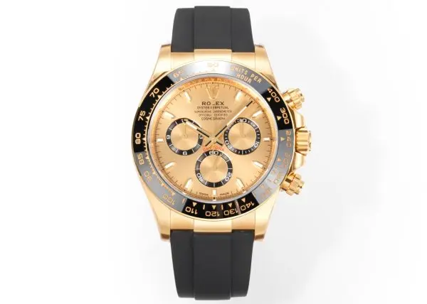 太阳出品有卡度 白 Wish Destiny(WD) 怀拥期许 奔赴梦途WD 劳力士 ROLEX WD1 恒动宇宙计型 迪通拿——• 表壳表带:904L 蚝式钢,原装开模,表耳弧线贴合原版面,侧面15道手工抛光+拉丝组合工艺,蚝式保险扣按压反馈与原厂一致。• 陶圈:劳力士陶质字圈一体烧结成型,测速计刻度采用PVD镀铂金工艺填充,刻度边缘无毛刺感,耐刮耐擦不易褪色。 • 镜面:9级硬度防刮蓝宝石水晶玻璃,放大窗原版复原,双面防眩目镀膜,侧光下无泛蓝偏色问题,读数清晰无畸变。• 夜光系统:采用瑞士进口复合夜光物料,指针、时标与测速计刻度均匀涂覆,亮度衰减曲线完全对标原版。• 机芯:精准复刻劳力士4131型计时机芯,搭载Parachrom蓝铌游丝与Paraflex缓震装置,导柱轮计时触发反馈干脆,动力储存72小时,日误差±2秒比肩原厂。• 结构细节:旋入式计时按钮,三重防水密封结构;蚝式一体表壳,超深防水;表带微调系统支持无工具调节。•整表重量与原版一致,支持升级无立即抢购