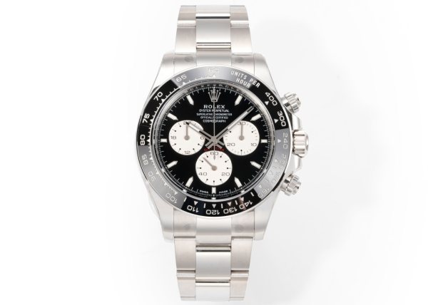 太阳出品有卡度 白 Wish Destiny(WD) 怀拥期许 奔赴梦途WD 劳力士 ROLEX WD1 恒动宇宙计型 迪通拿——• 表壳表带:904L 蚝式钢,原装开模,表耳弧线贴合原版面,侧面15道手工抛光+拉丝组合工艺,蚝式保险扣按压反馈与原厂一致。• 陶圈:劳力士陶质字圈一体烧结成型,测速计刻度采用PVD镀铂金工艺填充,刻度边缘无毛刺感,耐刮耐擦不易褪色。 • 镜面:9级硬度防刮蓝宝石水晶玻璃,放大窗原版复原,双面防眩目镀膜,侧光下无泛蓝偏色问题,读数清晰无畸变。• 夜光系统:采用瑞士进口复合夜光物料,指针、时标与测速计刻度均匀涂覆,亮度衰减曲线完全对标原版。• 机芯:精准复刻劳力士4131型计时机芯,搭载Parachrom蓝铌游丝与Paraflex缓震装置,导柱轮计时触发反馈干脆,动力储存72小时,日误差±2秒比肩原厂。• 结构细节:旋入式计时按钮,三重防水密封结构;蚝式一体表壳,超深防水;表带微调系统支持无工具调节。•整表重量与原版一致,支持升级无立即抢购