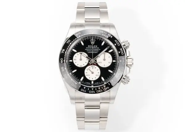 太阳出品有卡度 白 Wish Destiny(WD) 怀拥期许 奔赴梦途WD 劳力士 ROLEX WD1 恒动宇宙计型 迪通拿——• 表壳表带:904L 蚝式钢,原装开模,表耳弧线贴合原版面,侧面15道手工抛光+拉丝组合工艺,蚝式保险扣按压反馈与原厂一致。• 陶圈:劳力士陶质字圈一体烧结成型,测速计刻度采用PVD镀铂金工艺填充,刻度边缘无毛刺感,耐刮耐擦不易褪色。 • 镜面:9级硬度防刮蓝宝石水晶玻璃,放大窗原版复原,双面防眩目镀膜,侧光下无泛蓝偏色问题,读数清晰无畸变。• 夜光系统:采用瑞士进口复合夜光物料,指针、时标与测速计刻度均匀涂覆,亮度衰减曲线完全对标原版。• 机芯:精准复刻劳力士4131型计时机芯,搭载Parachrom蓝铌游丝与Paraflex缓震装置,导柱轮计时触发反馈干脆,动力储存72小时,日误差±2秒比肩原厂。• 结构细节:旋入式计时按钮,三重防水密封结构;蚝式一体表壳,超深防水;表带微调系统支持无工具调节。•整表重量与原版一致,支持升级无立即抢购