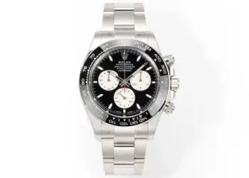 太阳出品有卡度 白 Wish Destiny(WD) 怀拥期许 奔赴梦途WD 劳力士 ROLEX WD1 恒动宇宙计型 迪通拿——• 表壳表带:904L 蚝式钢,原装开模,表耳弧线贴合原版面,侧面15道手工抛光+拉丝组合工艺,蚝式保险扣按压反馈与原厂一致。• 陶圈:劳力士陶质字圈一体烧结成型,测速计刻度采用PVD镀铂金工艺填充,刻度边缘无毛刺感,耐刮耐擦不易褪色。 • 镜面:9级硬度防刮蓝宝石水晶玻璃,放大窗原版复原,双面防眩目镀膜,侧光下无泛蓝偏色问题,读数清晰无畸变。• 夜光系统:采用瑞士进口复合夜光物料,指针、时标与测速计刻度均匀涂覆,亮度衰减曲线完全对标原版。• 机芯:精准复刻劳力士4131型计时机芯,搭载Parachrom蓝铌游丝与Paraflex缓震装置,导柱轮计时触发反馈干脆,动力储存72小时,日误差±2秒比肩原厂。• 结构细节:旋入式计时按钮,三重防水密封结构;蚝式一体表壳,超深防水;表带微调系统支持无工具调节。•整表重量与原版一致,支持升级无立即抢购