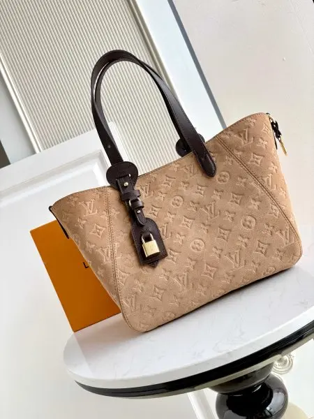 原单,动态芯片新品 M29836,本款 All In One 小号手袋出自 Back to School 系列,绒面皮革压印 Monogram 图案,搭配撞色牛皮革饰边,轻松融入新季造型。经典 LV 挂锁与姓名牌丰富细节,多口袋便于妥善收纳随身小物。40 x 22 x 15 厘米(长度 x 高 x 宽)
