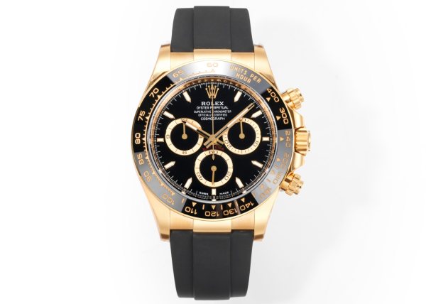 太阳出品有卡度 白 Wish Destiny(WD) 怀拥期许 奔赴梦途WD 劳力士 ROLEX WD1 恒动宇宙计型 迪通拿——• 表壳表带:904L 蚝式钢,原装开模,表耳弧线贴合原版面,侧面15道手工抛光+拉丝组合工艺,蚝式保险扣按压反馈与原厂一致。• 陶圈:劳力士陶质字圈一体烧结成型,测速计刻度采用PVD镀铂金工艺填充,刻度边缘无毛刺感,耐刮耐擦不易褪色。 • 镜面:9级硬度防刮蓝宝石水晶玻璃,放大窗原版复原,双面防眩目镀膜,侧光下无泛蓝偏色问题,读数清晰无畸变。• 夜光系统:采用瑞士进口复合夜光物料,指针、时标与测速计刻度均匀涂覆,亮度衰减曲线完全对标原版。• 机芯:精准复刻劳力士4131型计时机芯,搭载Parachrom蓝铌游丝与Paraflex缓震装置,导柱轮计时触发反馈干脆,动力储存72小时,日误差±2秒比肩原厂。• 结构细节:旋入式计时按钮,三重防水密封结构;蚝式一体表壳,超深防水;表带微调系统支持无工具调节。•整表重量与原版一致,支持升级无立即抢购
