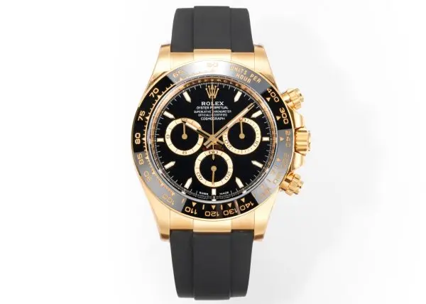 太阳出品有卡度 白 Wish Destiny(WD) 怀拥期许 奔赴梦途WD 劳力士 ROLEX WD1 恒动宇宙计型 迪通拿——• 表壳表带:904L 蚝式钢,原装开模,表耳弧线贴合原版面,侧面15道手工抛光+拉丝组合工艺,蚝式保险扣按压反馈与原厂一致。• 陶圈:劳力士陶质字圈一体烧结成型,测速计刻度采用PVD镀铂金工艺填充,刻度边缘无毛刺感,耐刮耐擦不易褪色。 • 镜面:9级硬度防刮蓝宝石水晶玻璃,放大窗原版复原,双面防眩目镀膜,侧光下无泛蓝偏色问题,读数清晰无畸变。• 夜光系统:采用瑞士进口复合夜光物料,指针、时标与测速计刻度均匀涂覆,亮度衰减曲线完全对标原版。• 机芯:精准复刻劳力士4131型计时机芯,搭载Parachrom蓝铌游丝与Paraflex缓震装置,导柱轮计时触发反馈干脆,动力储存72小时,日误差±2秒比肩原厂。• 结构细节:旋入式计时按钮,三重防水密封结构;蚝式一体表壳,超深防水;表带微调系统支持无工具调节。•整表重量与原版一致,支持升级无立即抢购