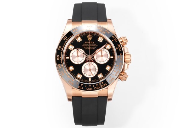 太阳出品有卡度 白 Wish Destiny(WD) 怀拥期许 奔赴梦途WD 劳力士 ROLEX WD1 恒动宇宙计型 迪通拿——• 表壳表带:904L 蚝式钢,原装开模,表耳弧线贴合原版面,侧面15道手工抛光+拉丝组合工艺,蚝式保险扣按压反馈与原厂一致。• 陶圈:劳力士陶质字圈一体烧结成型,测速计刻度采用PVD镀铂金工艺填充,刻度边缘无毛刺感,耐刮耐擦不易褪色。 • 镜面:9级硬度防刮蓝宝石水晶玻璃,放大窗原版复原,双面防眩目镀膜,侧光下无泛蓝偏色问题,读数清晰无畸变。• 夜光系统:采用瑞士进口复合夜光物料,指针、时标与测速计刻度均匀涂覆,亮度衰减曲线完全对标原版。• 机芯:精准复刻劳力士4131型计时机芯,搭载Parachrom蓝铌游丝与Paraflex缓震装置,导柱轮计时触发反馈干脆,动力储存72小时,日误差±2秒比肩原厂。• 结构细节:旋入式计时按钮,三重防水密封结构;蚝式一体表壳,超深防水;表带微调系统支持无工具调节。•整表重量与原版一致,支持升级无立即抢购