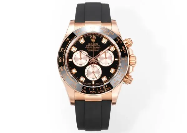 太阳出品有卡度 白 Wish Destiny(WD) 怀拥期许 奔赴梦途WD 劳力士 ROLEX WD1 恒动宇宙计型 迪通拿——• 表壳表带:904L 蚝式钢,原装开模,表耳弧线贴合原版面,侧面15道手工抛光+拉丝组合工艺,蚝式保险扣按压反馈与原厂一致。• 陶圈:劳力士陶质字圈一体烧结成型,测速计刻度采用PVD镀铂金工艺填充,刻度边缘无毛刺感,耐刮耐擦不易褪色。 • 镜面:9级硬度防刮蓝宝石水晶玻璃,放大窗原版复原,双面防眩目镀膜,侧光下无泛蓝偏色问题,读数清晰无畸变。• 夜光系统:采用瑞士进口复合夜光物料,指针、时标与测速计刻度均匀涂覆,亮度衰减曲线完全对标原版。• 机芯:精准复刻劳力士4131型计时机芯,搭载Parachrom蓝铌游丝与Paraflex缓震装置,导柱轮计时触发反馈干脆,动力储存72小时,日误差±2秒比肩原厂。• 结构细节:旋入式计时按钮,三重防水密封结构;蚝式一体表壳,超深防水;表带微调系统支持无工具调节。•整表重量与原版一致,支持升级无立即抢购