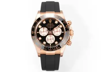 太阳出品有卡度 白 Wish Destiny(WD) 怀拥期许 奔赴梦途WD 劳力士 ROLEX WD1 恒动宇宙计型 迪通拿——• 表壳表带:904L 蚝式钢,原装开模,表耳弧线贴合原版面,侧面15道手工抛光+拉丝组合工艺,蚝式保险扣按压反馈与原厂一致。• 陶圈:劳力士陶质字圈一体烧结成型,测速计刻度采用PVD镀铂金工艺填充,刻度边缘无毛刺感,耐刮耐擦不易褪色。 • 镜面:9级硬度防刮蓝宝石水晶玻璃,放大窗原版复原,双面防眩目镀膜,侧光下无泛蓝偏色问题,读数清晰无畸变。• 夜光系统:采用瑞士进口复合夜光物料,指针、时标与测速计刻度均匀涂覆,亮度衰减曲线完全对标原版。• 机芯:精准复刻劳力士4131型计时机芯,搭载Parachrom蓝铌游丝与Paraflex缓震装置,导柱轮计时触发反馈干脆,动力储存72小时,日误差±2秒比肩原厂。• 结构细节:旋入式计时按钮,三重防水密封结构;蚝式一体表壳,超深防水;表带微调系统支持无工具调节。•整表重量与原版一致,支持升级无立即抢购