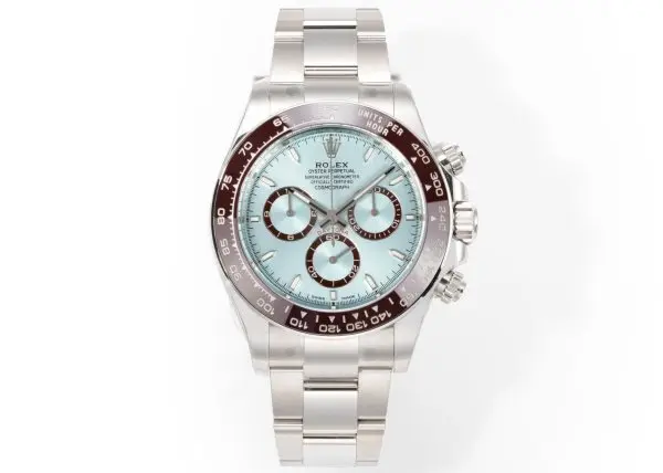 太阳出品有卡度 白 Wish Destiny(WD) 怀拥期许 奔赴梦途WD 劳力士 ROLEX WD1 恒动宇宙计型 迪通拿——• 表壳表带:904L 蚝式钢,原装开模,表耳弧线贴合原版面,侧面15道手工抛光+拉丝组合工艺,蚝式保险扣按压反馈与原厂一致。• 陶圈:劳力士陶质字圈一体烧结成型,测速计刻度采用PVD镀铂金工艺填充,刻度边缘无毛刺感,耐刮耐擦不易褪色。 • 镜面:9级硬度防刮蓝宝石水晶玻璃,放大窗原版复原,双面防眩目镀膜,侧光下无泛蓝偏色问题,读数清晰无畸变。• 夜光系统:采用瑞士进口复合夜光物料,指针、时标与测速计刻度均匀涂覆,亮度衰减曲线完全对标原版。• 机芯:精准复刻劳力士4131型计时机芯,搭载Parachrom蓝铌游丝与Paraflex缓震装置,导柱轮计时触发反馈干脆,动力储存72小时,日误差±2秒比肩原厂。• 结构细节:旋入式计时按钮,三重防水密封结构;蚝式一体表壳,超深防水;表带微调系统支持无工具调节。•整表重量与原版一致,支持升级无立即抢购