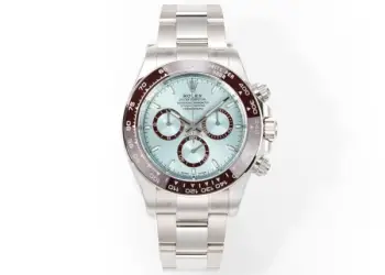 太阳出品有卡度 白 Wish Destiny(WD) 怀拥期许 奔赴梦途WD 劳力士 ROLEX WD1 恒动宇宙计型 迪通拿——• 表壳表带:904L 蚝式钢,原装开模,表耳弧线贴合原版面,侧面15道手工抛光+拉丝组合工艺,蚝式保险扣按压反馈与原厂一致。• 陶圈:劳力士陶质字圈一体烧结成型,测速计刻度采用PVD镀铂金工艺填充,刻度边缘无毛刺感,耐刮耐擦不易褪色。 • 镜面:9级硬度防刮蓝宝石水晶玻璃,放大窗原版复原,双面防眩目镀膜,侧光下无泛蓝偏色问题,读数清晰无畸变。• 夜光系统:采用瑞士进口复合夜光物料,指针、时标与测速计刻度均匀涂覆,亮度衰减曲线完全对标原版。• 机芯:精准复刻劳力士4131型计时机芯,搭载Parachrom蓝铌游丝与Paraflex缓震装置,导柱轮计时触发反馈干脆,动力储存72小时,日误差±2秒比肩原厂。• 结构细节:旋入式计时按钮,三重防水密封结构;蚝式一体表壳,超深防水;表带微调系统支持无工具调节。•整表重量与原版一致,支持升级无立即抢购