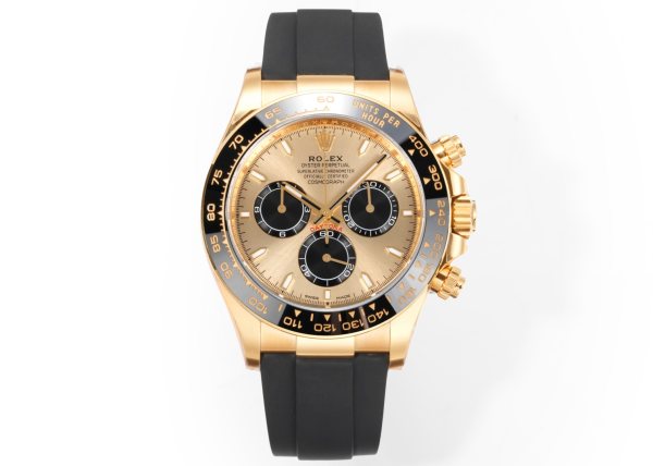 太阳出品有卡度 白 Wish Destiny(WD) 怀拥期许 奔赴梦途WD 劳力士 ROLEX WD1 恒动宇宙计型 迪通拿——• 表壳表带:904L 蚝式钢,原装开模,表耳弧线贴合原版面,侧面15道手工抛光+拉丝组合工艺,蚝式保险扣按压反馈与原厂一致。• 陶圈:劳力士陶质字圈一体烧结成型,测速计刻度采用PVD镀铂金工艺填充,刻度边缘无毛刺感,耐刮耐擦不易褪色。 • 镜面:9级硬度防刮蓝宝石水晶玻璃,放大窗原版复原,双面防眩目镀膜,侧光下无泛蓝偏色问题,读数清晰无畸变。• 夜光系统:采用瑞士进口复合夜光物料,指针、时标与测速计刻度均匀涂覆,亮度衰减曲线完全对标原版。• 机芯:精准复刻劳力士4131型计时机芯,搭载Parachrom蓝铌游丝与Paraflex缓震装置,导柱轮计时触发反馈干脆,动力储存72小时,日误差±2秒比肩原厂。• 结构细节:旋入式计时按钮,三重防水密封结构;蚝式一体表壳,超深防水;表带微调系统支持无工具调节。•整表重量与原版一致,支持升级无立即抢购