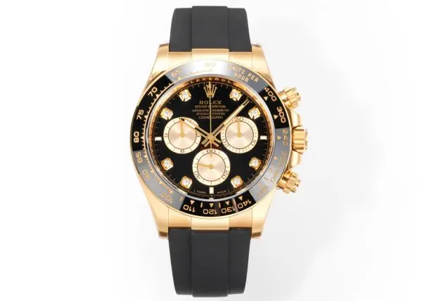太阳出品有卡度 白 Wish Destiny(WD) 怀拥期许 奔赴梦途WD 劳力士 ROLEX WD1 恒动宇宙计型 迪通拿——• 表壳表带:904L 蚝式钢,原装开模,表耳弧线贴合原版面,侧面15道手工抛光+拉丝组合工艺,蚝式保险扣按压反馈与原厂一致。• 陶圈:劳力士陶质字圈一体烧结成型,测速计刻度采用PVD镀铂金工艺填充,刻度边缘无毛刺感,耐刮耐擦不易褪色。 • 镜面:9级硬度防刮蓝宝石水晶玻璃,放大窗原版复原,双面防眩目镀膜,侧光下无泛蓝偏色问题,读数清晰无畸变。• 夜光系统:采用瑞士进口复合夜光物料,指针、时标与测速计刻度均匀涂覆,亮度衰减曲线完全对标原版。• 机芯:精准复刻劳力士4131型计时机芯,搭载Parachrom蓝铌游丝与Paraflex缓震装置,导柱轮计时触发反馈干脆,动力储存72小时,日误差±2秒比肩原厂。• 结构细节:旋入式计时按钮,三重防水密封结构;蚝式一体表壳,超深防水;表带微调系统支持无工具调节。•整表重量与原版一致,支持升级无立即抢购