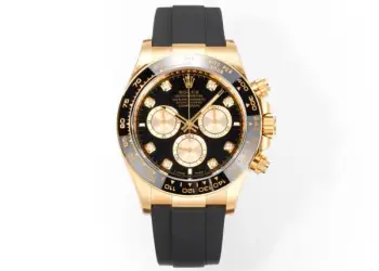 太阳出品有卡度 白 Wish Destiny(WD) 怀拥期许 奔赴梦途WD 劳力士 ROLEX WD1 恒动宇宙计型 迪通拿——• 表壳表带:904L 蚝式钢,原装开模,表耳弧线贴合原版面,侧面15道手工抛光+拉丝组合工艺,蚝式保险扣按压反馈与原厂一致。• 陶圈:劳力士陶质字圈一体烧结成型,测速计刻度采用PVD镀铂金工艺填充,刻度边缘无毛刺感,耐刮耐擦不易褪色。 • 镜面:9级硬度防刮蓝宝石水晶玻璃,放大窗原版复原,双面防眩目镀膜,侧光下无泛蓝偏色问题,读数清晰无畸变。• 夜光系统:采用瑞士进口复合夜光物料,指针、时标与测速计刻度均匀涂覆,亮度衰减曲线完全对标原版。• 机芯:精准复刻劳力士4131型计时机芯,搭载Parachrom蓝铌游丝与Paraflex缓震装置,导柱轮计时触发反馈干脆,动力储存72小时,日误差±2秒比肩原厂。• 结构细节:旋入式计时按钮,三重防水密封结构;蚝式一体表壳,超深防水;表带微调系统支持无工具调节。•整表重量与原版一致,支持升级无立即抢购