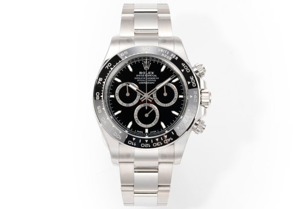太阳出品有卡度 白 Wish Destiny(WD) 怀拥期许 奔赴梦途WD 劳力士 ROLEX WD1 恒动宇宙计型 迪通拿——• 表壳表带:904L 蚝式钢,原装开模,表耳弧线贴合原版面,侧面15道手工抛光+拉丝组合工艺,蚝式保险扣按压反馈与原厂一致。• 陶圈:劳力士陶质字圈一体烧结成型,测速计刻度采用PVD镀铂金工艺填充,刻度边缘无毛刺感,耐刮耐擦不易褪色。 • 镜面:9级硬度防刮蓝宝石水晶玻璃,放大窗原版复原,双面防眩目镀膜,侧光下无泛蓝偏色问题,读数清晰无畸变。• 夜光系统:采用瑞士进口复合夜光物料,指针、时标与测速计刻度均匀涂覆,亮度衰减曲线完全对标原版。• 机芯:精准复刻劳力士4131型计时机芯,搭载Parachrom蓝铌游丝与Paraflex缓震装置,导柱轮计时触发反馈干脆,动力储存72小时,日误差±2秒比肩原厂。• 结构细节:旋入式计时按钮,三重防水密封结构;蚝式一体表壳,超深防水;表带微调系统支持无工具调节。•整表重量与原版一致,支持升级无立即抢购