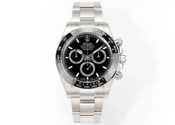 太阳出品有卡度 白 Wish Destiny(WD) 怀拥期许 奔赴梦途WD 劳力士 ROLEX WD1 恒动宇宙计型 迪通拿——• 表壳表带:904L 蚝式钢,原装开模,表耳弧线贴合原版面,侧面15道手工抛光+拉丝组合工艺,蚝式保险扣按压反馈与原厂一致。• 陶圈:劳力士陶质字圈一体烧结成型,测速计刻度采用PVD镀铂金工艺填充,刻度边缘无毛刺感,耐刮耐擦不易褪色。 • 镜面:9级硬度防刮蓝宝石水晶玻璃,放大窗原版复原,双面防眩目镀膜,侧光下无泛蓝偏色问题,读数清晰无畸变。• 夜光系统:采用瑞士进口复合夜光物料,指针、时标与测速计刻度均匀涂覆,亮度衰减曲线完全对标原版。• 机芯:精准复刻劳力士4131型计时机芯,搭载Parachrom蓝铌游丝与Paraflex缓震装置,导柱轮计时触发反馈干脆,动力储存72小时,日误差±2秒比肩原厂。• 结构细节:旋入式计时按钮,三重防水密封结构;蚝式一体表壳,超深防水;表带微调系统支持无工具调节。•整表重量与原版一致,支持升级无立即抢购