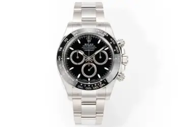 太阳出品有卡度 白 Wish Destiny(WD) 怀拥期许 奔赴梦途WD 劳力士 ROLEX WD1 恒动宇宙计型 迪通拿——• 表壳表带:904L 蚝式钢,原装开模,表耳弧线贴合原版面,侧面15道手工抛光+拉丝组合工艺,蚝式保险扣按压反馈与原厂一致。• 陶圈:劳力士陶质字圈一体烧结成型,测速计刻度采用PVD镀铂金工艺填充,刻度边缘无毛刺感,耐刮耐擦不易褪色。 • 镜面:9级硬度防刮蓝宝石水晶玻璃,放大窗原版复原,双面防眩目镀膜,侧光下无泛蓝偏色问题,读数清晰无畸变。• 夜光系统:采用瑞士进口复合夜光物料,指针、时标与测速计刻度均匀涂覆,亮度衰减曲线完全对标原版。• 机芯:精准复刻劳力士4131型计时机芯,搭载Parachrom蓝铌游丝与Paraflex缓震装置,导柱轮计时触发反馈干脆,动力储存72小时,日误差±2秒比肩原厂。• 结构细节:旋入式计时按钮,三重防水密封结构;蚝式一体表壳,超深防水;表带微调系统支持无工具调节。•整表重量与原版一致,支持升级无立即抢购