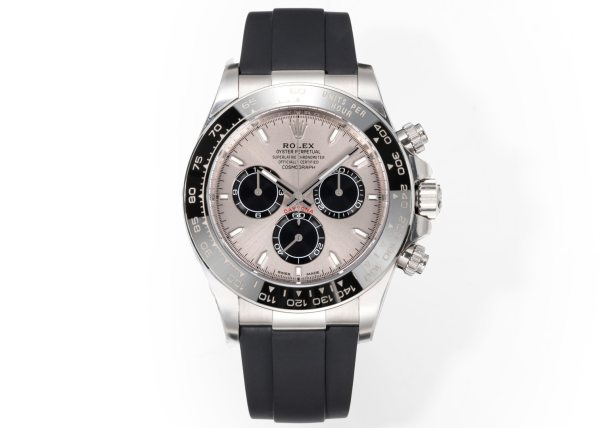 太阳出品有卡度 白 Wish Destiny(WD) 怀拥期许 奔赴梦途WD 劳力士 ROLEX WD1 恒动宇宙计型 迪通拿——• 表壳表带:904L 蚝式钢,原装开模,表耳弧线贴合原版面,侧面15道手工抛光+拉丝组合工艺,蚝式保险扣按压反馈与原厂一致。• 陶圈:劳力士陶质字圈一体烧结成型,测速计刻度采用PVD镀铂金工艺填充,刻度边缘无毛刺感,耐刮耐擦不易褪色。 • 镜面:9级硬度防刮蓝宝石水晶玻璃,放大窗原版复原,双面防眩目镀膜,侧光下无泛蓝偏色问题,读数清晰无畸变。• 夜光系统:采用瑞士进口复合夜光物料,指针、时标与测速计刻度均匀涂覆,亮度衰减曲线完全对标原版。• 机芯:精准复刻劳力士4131型计时机芯,搭载Parachrom蓝铌游丝与Paraflex缓震装置,导柱轮计时触发反馈干脆,动力储存72小时,日误差±2秒比肩原厂。• 结构细节:旋入式计时按钮,三重防水密封结构;蚝式一体表壳,超深防水;表带微调系统支持无工具调节。•整表重量与原版一致,支持升级无立即抢购