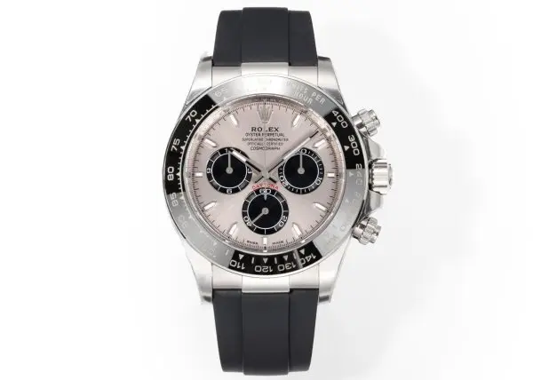 太阳出品有卡度 白 Wish Destiny(WD) 怀拥期许 奔赴梦途WD 劳力士 ROLEX WD1 恒动宇宙计型 迪通拿——• 表壳表带:904L 蚝式钢,原装开模,表耳弧线贴合原版面,侧面15道手工抛光+拉丝组合工艺,蚝式保险扣按压反馈与原厂一致。• 陶圈:劳力士陶质字圈一体烧结成型,测速计刻度采用PVD镀铂金工艺填充,刻度边缘无毛刺感,耐刮耐擦不易褪色。 • 镜面:9级硬度防刮蓝宝石水晶玻璃,放大窗原版复原,双面防眩目镀膜,侧光下无泛蓝偏色问题,读数清晰无畸变。• 夜光系统:采用瑞士进口复合夜光物料,指针、时标与测速计刻度均匀涂覆,亮度衰减曲线完全对标原版。• 机芯:精准复刻劳力士4131型计时机芯,搭载Parachrom蓝铌游丝与Paraflex缓震装置,导柱轮计时触发反馈干脆,动力储存72小时,日误差±2秒比肩原厂。• 结构细节:旋入式计时按钮,三重防水密封结构;蚝式一体表壳,超深防水;表带微调系统支持无工具调节。•整表重量与原版一致,支持升级无立即抢购