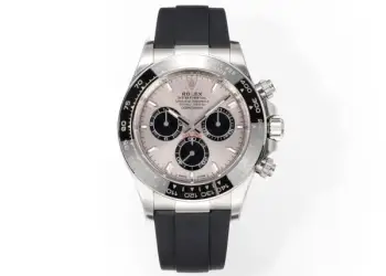 太阳出品有卡度 白 Wish Destiny(WD) 怀拥期许 奔赴梦途WD 劳力士 ROLEX WD1 恒动宇宙计型 迪通拿——• 表壳表带:904L 蚝式钢,原装开模,表耳弧线贴合原版面,侧面15道手工抛光+拉丝组合工艺,蚝式保险扣按压反馈与原厂一致。• 陶圈:劳力士陶质字圈一体烧结成型,测速计刻度采用PVD镀铂金工艺填充,刻度边缘无毛刺感,耐刮耐擦不易褪色。 • 镜面:9级硬度防刮蓝宝石水晶玻璃,放大窗原版复原,双面防眩目镀膜,侧光下无泛蓝偏色问题,读数清晰无畸变。• 夜光系统:采用瑞士进口复合夜光物料,指针、时标与测速计刻度均匀涂覆,亮度衰减曲线完全对标原版。• 机芯:精准复刻劳力士4131型计时机芯,搭载Parachrom蓝铌游丝与Paraflex缓震装置,导柱轮计时触发反馈干脆,动力储存72小时,日误差±2秒比肩原厂。• 结构细节:旋入式计时按钮,三重防水密封结构;蚝式一体表壳,超深防水;表带微调系统支持无工具调节。•整表重量与原版一致,支持升级无立即抢购