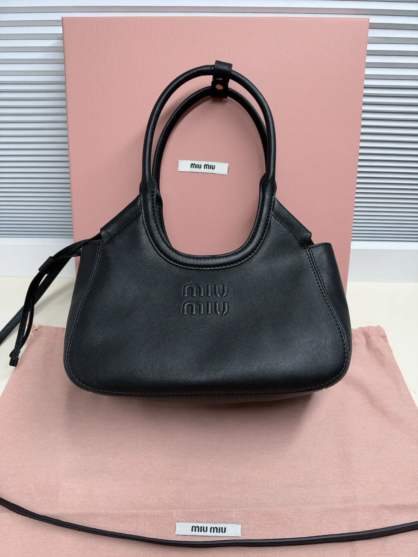 原单MIUMIU女包|高仿MIUMIU女包|精仿MIUMIU女包|一比一MIUMIU女包托特包 标志性lvy融合当代设计,柔软宽敞的购物包廓形,以Nappa皮革的岁月质感呈现,沉稳又内敛,搭配徽标与侧面抽绳等精致细节,尽显格调,可单肩可斜挎,实用性和颜值又在线,通勤、逛街、约会都适配,低调显贵,耐看又有品味24-22-11cm5BA337