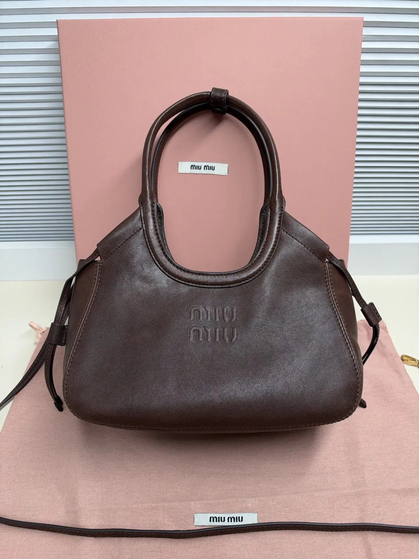 原单MIUMIU女包|高仿MIUMIU女包|精仿MIUMIU女包|一比一MIUMIU女包托特包 标志性lvy融合当代设计,柔软宽敞的购物包廓形,以Nappa皮革的岁月质感呈现,沉稳又内敛,搭配徽标与侧面抽绳等精致细节,尽显格调,可单肩可斜挎,实用性和颜值又在线,通勤、逛街、约会都适配,低调显贵,耐看又有品味24-22-11cm5BA337